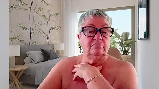 Mystery-Grandmother webcam