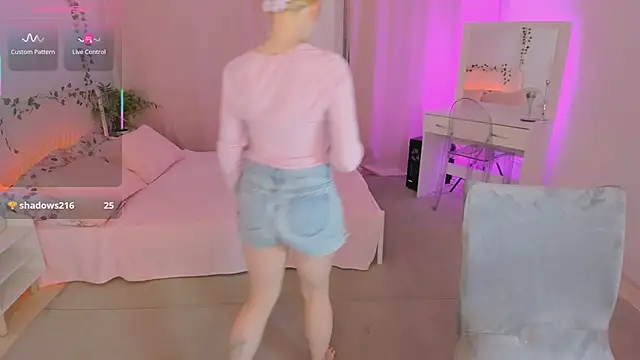 Laly_Peach webcam