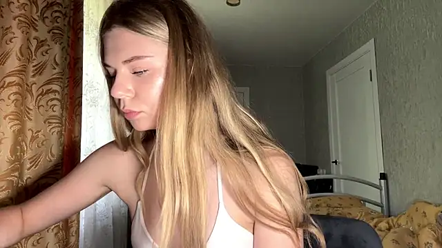honeyspiee (F teen) - show collarbone <3