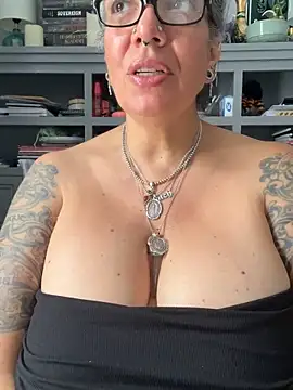 dieseldame1313 (F mature) - Oil show