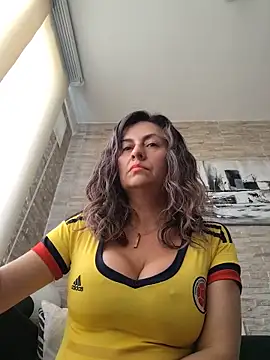 latiinvenushot (F mature) - naked and oil show