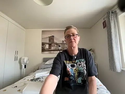 Curvy-Jinx webcam