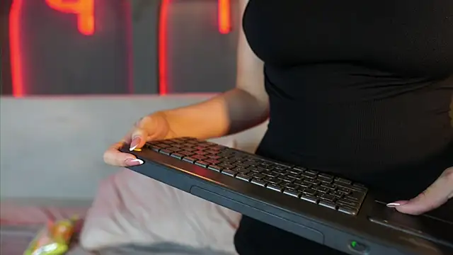 Watch LiliCoxx live on EroticFlix - High definition streams