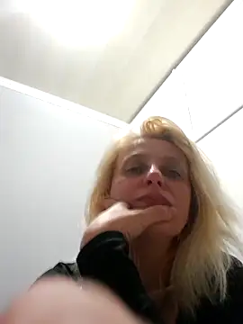 MiaLove183 webcam