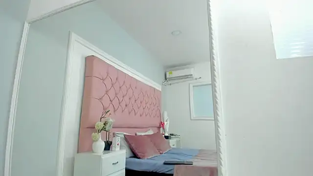 SarahDoll__ webcam