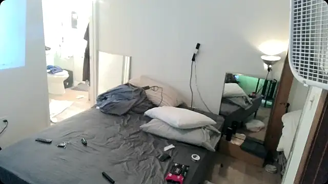 leahcimnikral webcam