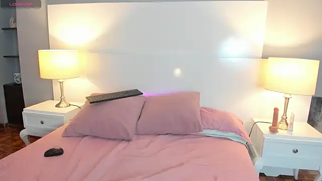 Luna_roose1 webcam