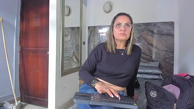 Agatha_Pleasure webcam