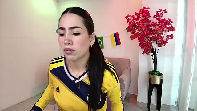 Rainy_doll live cam on StripChat