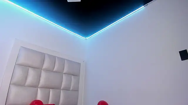 peyton__wat (F milf) - biting and sucking nipples