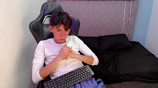 liarr_ (M twink) - straw and wet balls