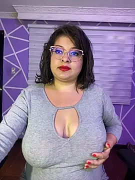 MiiaaJoness webcam