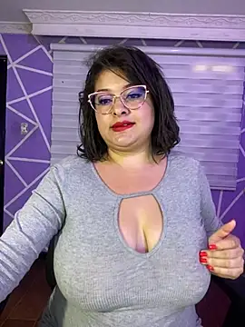 MiiaaJoness webcam