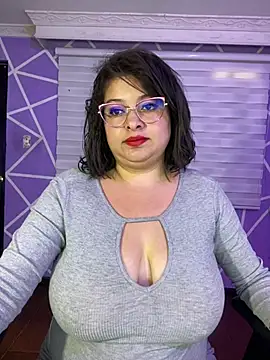 MiiaaJoness webcam