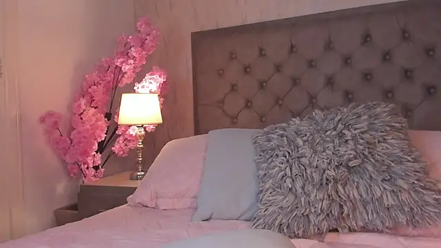 Watch Sienna_brunette live on EroticFlix - High definition streams