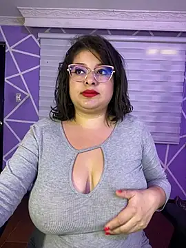 MiiaaJoness webcam