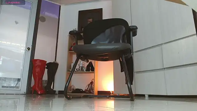 paola_xm (F mature) - 🍑Footjob With Their Back Turner