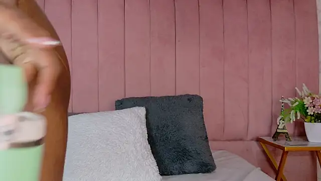 scarlhettbrown (F young) - show pussy