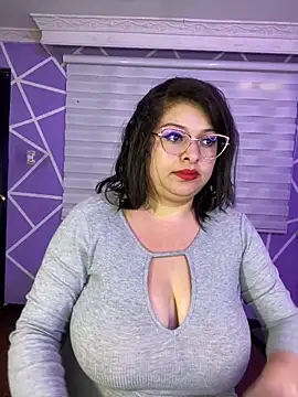 MiiaaJoness webcam