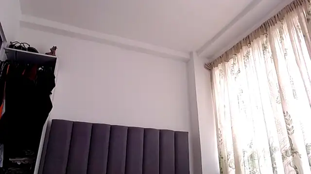 saara_johnson496 live sex cam