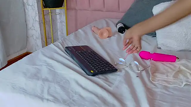 scarlhettbrown (F young) - show pussy