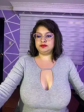 MiiaaJoness webcam