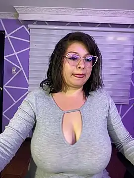 MiiaaJoness webcam