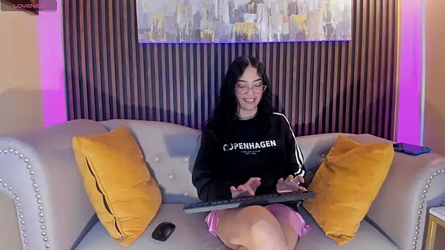 la_Marellee live cam preview on Stripchat