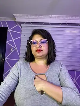 MiiaaJoness live cam on StripChat