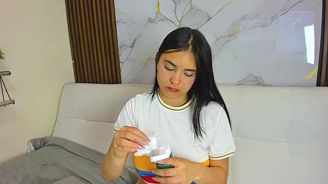Zoe_Queens webcam