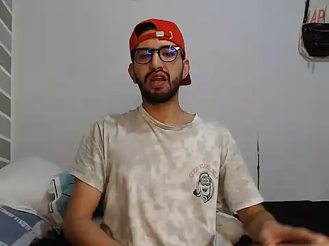 thomass1018 live cam on StripChat