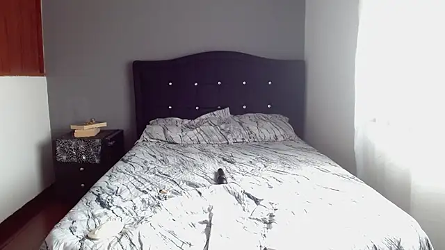 Watch Emilia_1995 live on EroticFlix - High definition streams
