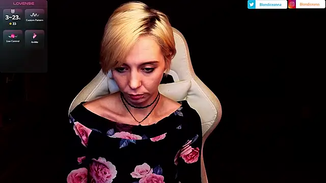 Blondice_ann live cam on StripChat