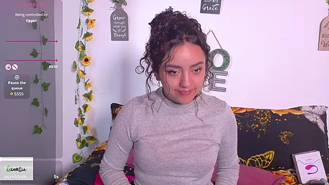 emiily_curly live cam on StripChat
