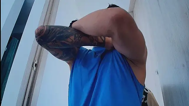 thomas_gun live cam on StripChat