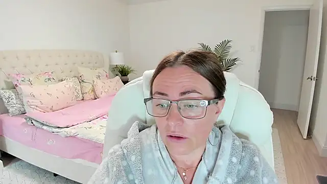 Vika73 live cam on StripChat