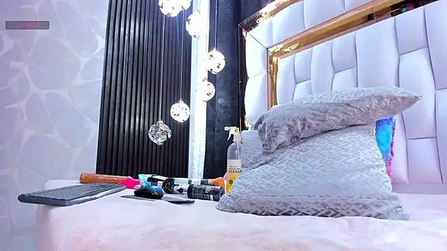 Watch SarayRoyse live on EroticFlix - High definition streams
