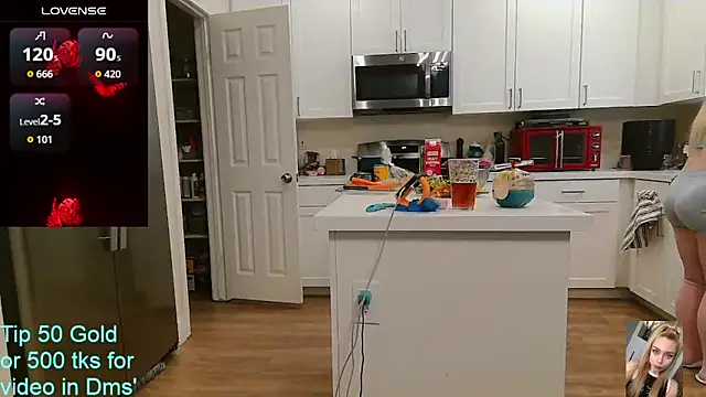 Blondiewithanass webcam