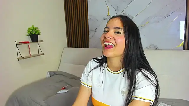 Zoe_Queens webcam