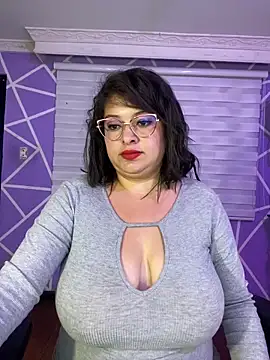 MiiaaJoness webcam
