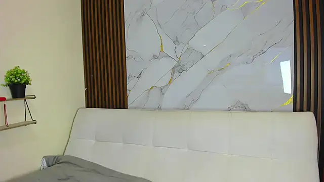 Zoe_Queens webcam