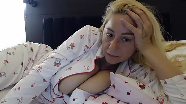 Watch _karolynesyera_ live on EroticFlix - High definition streams