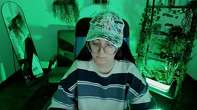 VirtuallVoyant live cam on StripChat