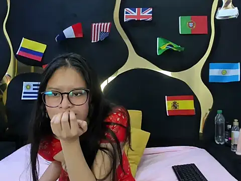 SweetLuna2 live cam on StripChat