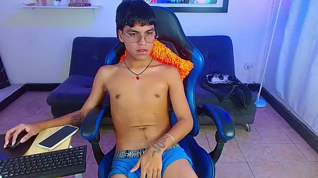 Maecum18 live cam on StripChat