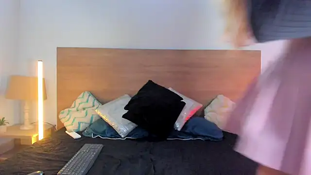 LaraRous webcam