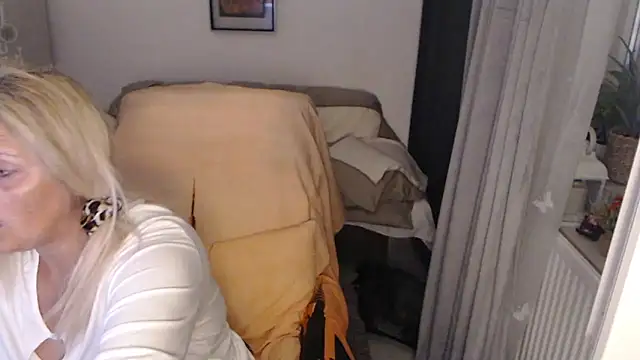 Divineblond webcam