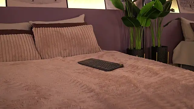 ElleDiane webcam