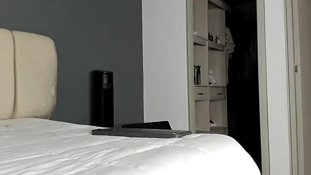frank_myles live cam room