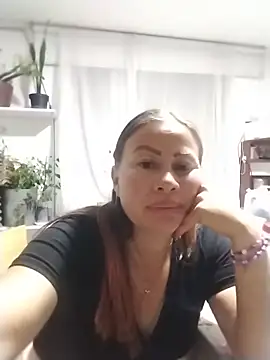 LaraCaliente webcam